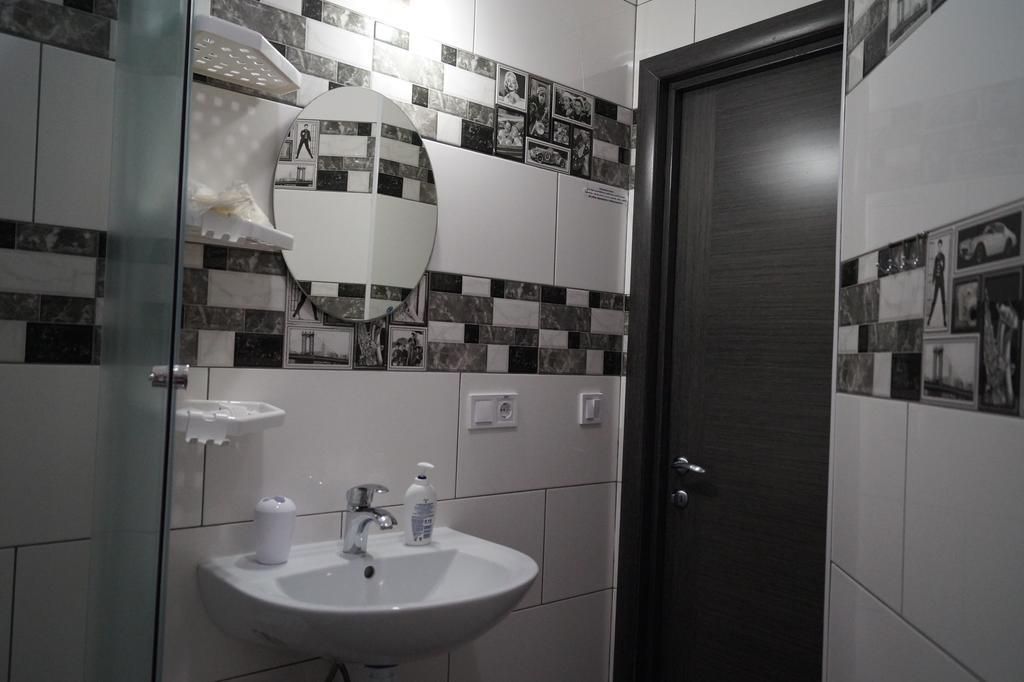 Skyhome Mini-Hotel Kiev Bagian luar foto